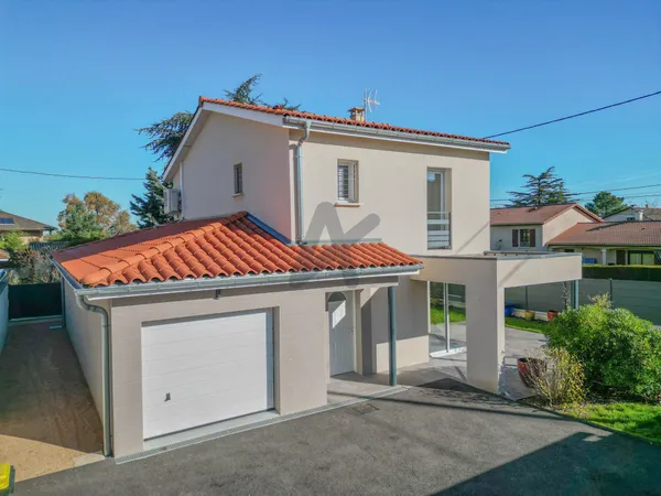 Maison familiale récente proche commodités 