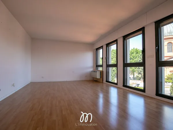 COEUR SAINT CYPRIEN - VUE EXCEPTIONNELLE : T3 86 non meublé 