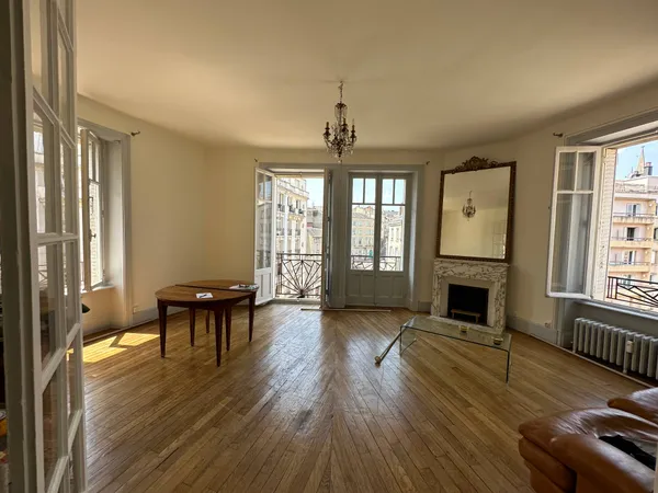 Appartement T3 entièrement rénové plein centre 