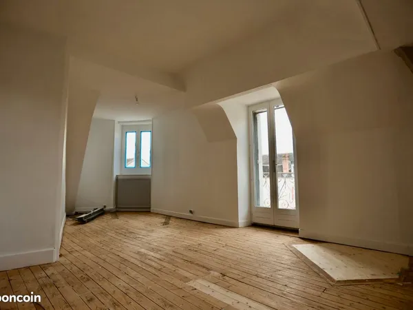 Appartement entièrement rénové à louer place séraucourt proche de tous commerces 