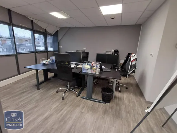 Local professionnel 4 pièces 77 m² 