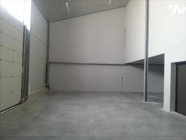 Local d'activités 163 m² 