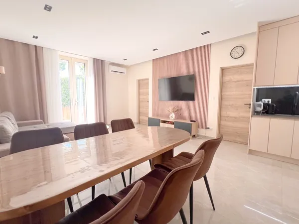Appartement 3/4 pièces rénové / Rez-de-jardin avec grande terrasse / Entrée indépendante / 