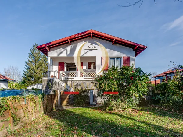 CAMBO-LES-BAINS - Maison familiale avec garage et jardin dans un quartier calme 