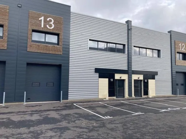 Local d'activité 306 m² 