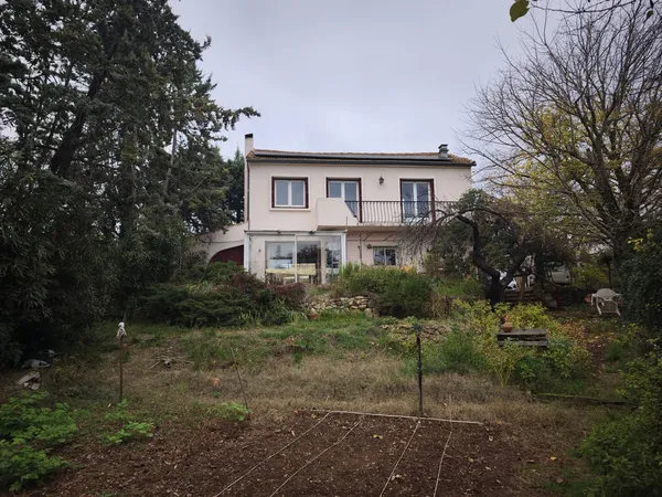 Maison R+1 de 140m2 sur 2500m2 de terrain avec piscine 