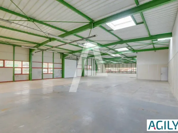 A LOUER - Au sein du parc de l'Esplanade, 1065m² d'entrepôt divisible à partir de 509m². A 