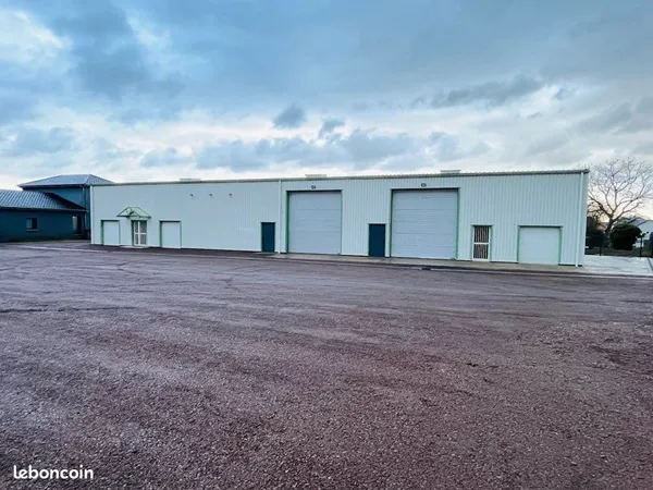 Local commercial 400 m2 à louer sur axe passant proche autoroute 