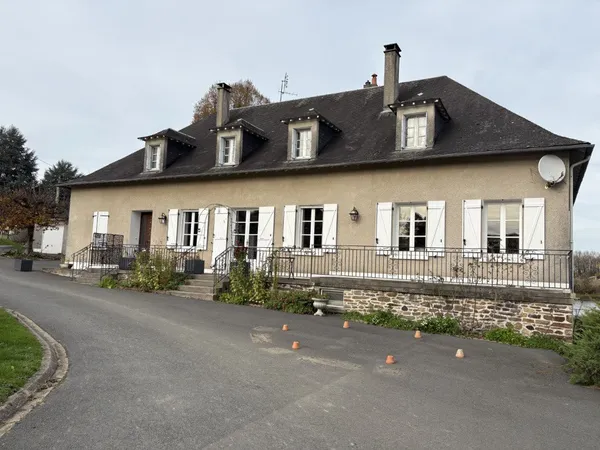 PROCHE POMPADOUR GRANDE MAISON AVEC DEPENDANCES 