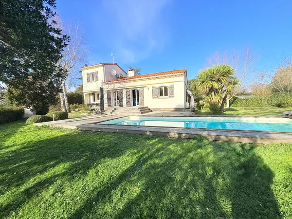 Magnifique Maison T5 de 136 m2 Parcelle rare de 3012 m2 à 