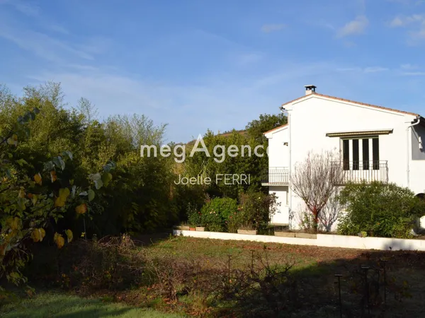 VILLA AVEC GARAGES ET TERRAIN SANS VIS A VIS 