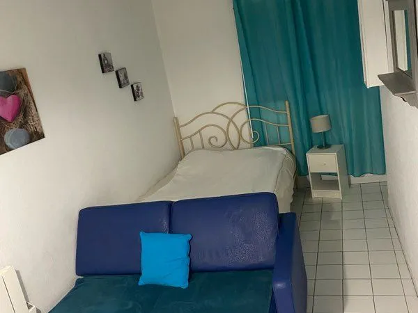 Studio autonome face hôpital 