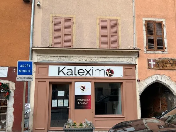 Local commercial 33 m² - Emplacement n°1 centre-ville de Yenne 