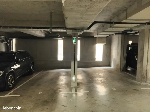 Belle place de parking couverte et sécurisée 