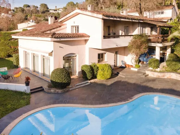 MOUGINS : maison de 6 pièces (280 m²) avec piscine et terrain à vendre dans un domaine privé et 