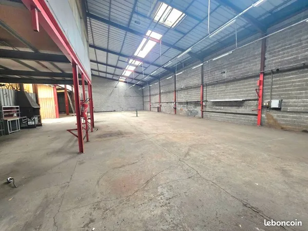 Local d'activité 862 m² 