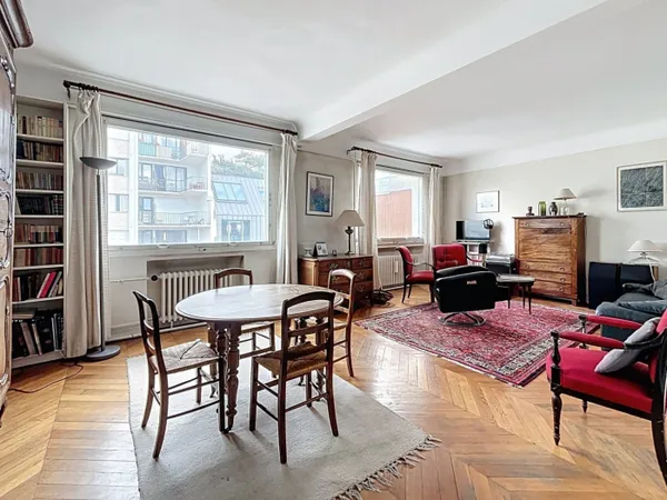 Appartement 4 pièces baigné de lumière au 6e étage 