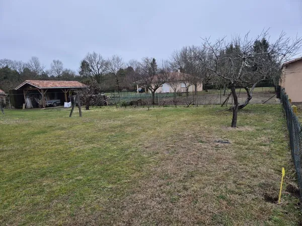 Terrain constructible 892 m² 