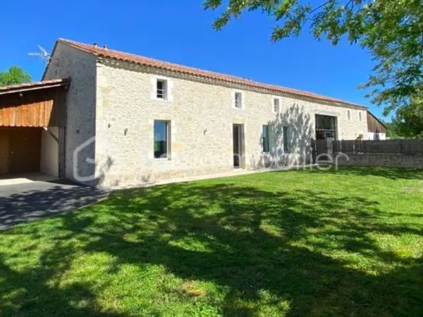 Ferme rénovée 2 habitations , 2 piscines, salle de réception, 1 hectare de terrain 