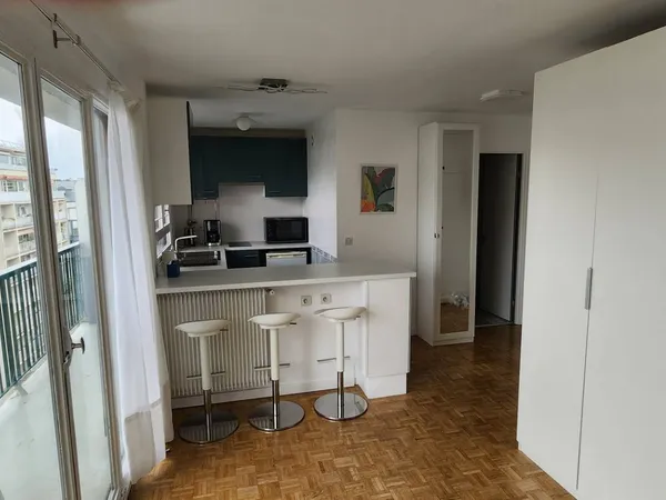 Loue studio meublé avec balcon 8ème étage, 26,50m², Paris 20ème 
