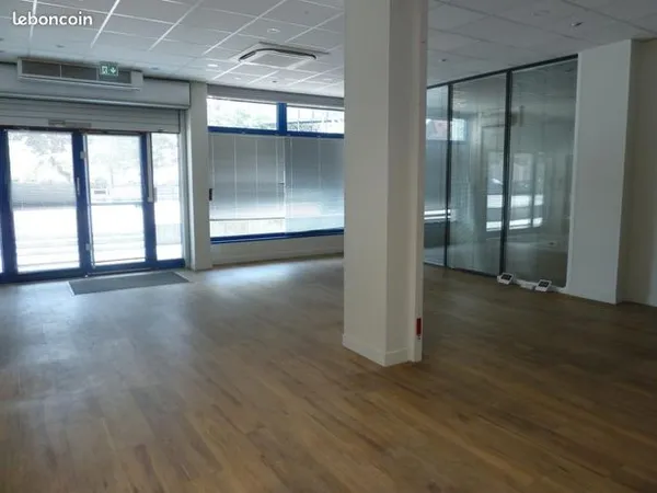 Local commercial 2 pièces 142 m² 