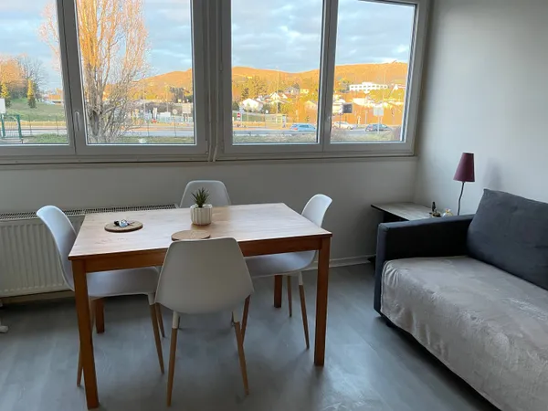 Studio meublé et rénové - Dardilly, proche toutes commodités 