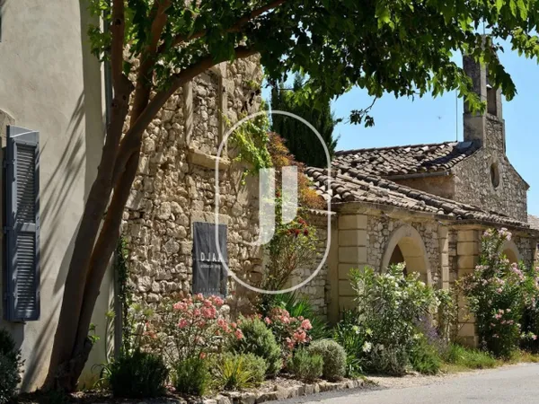 Grande propriété et ses 2 appartements à vendre à Grignan 