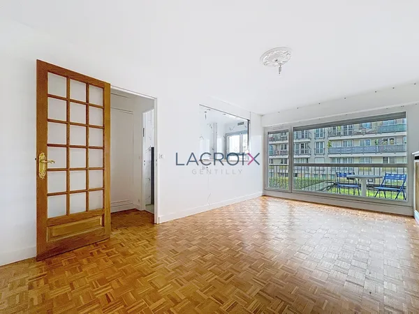 Appartement 2 pièces à 2 pas du métro avec balcon, parking e 