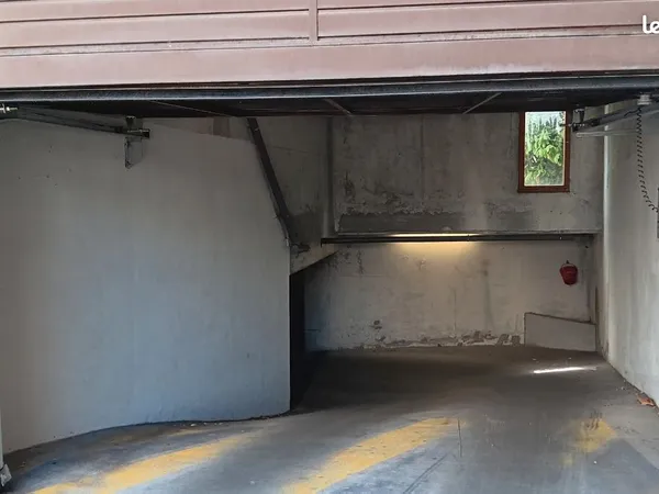 Grand garage sécurisé proche Part-Dieu 