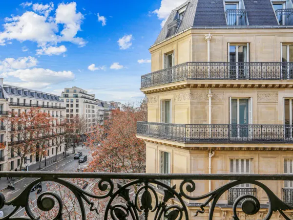 Paris VIII - Appartement familial et de réception à restaurer avec rotonde et vue exceptionnelle 