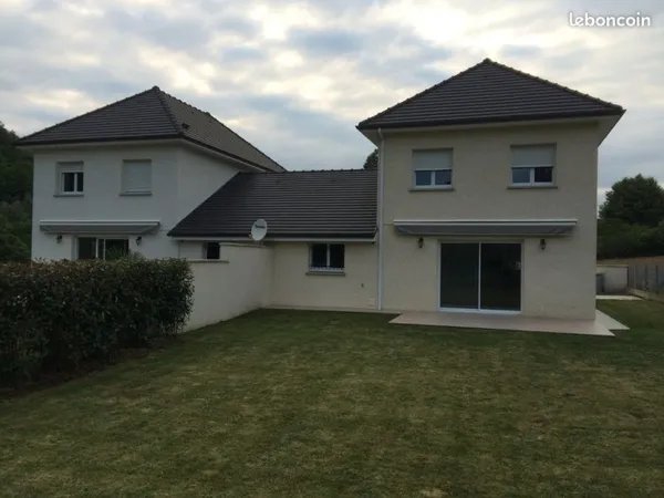 F4 très bon état jumelée par les garages