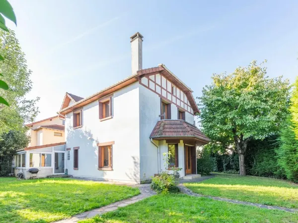 Maison 9 pièces de 183 m² située à Antony 