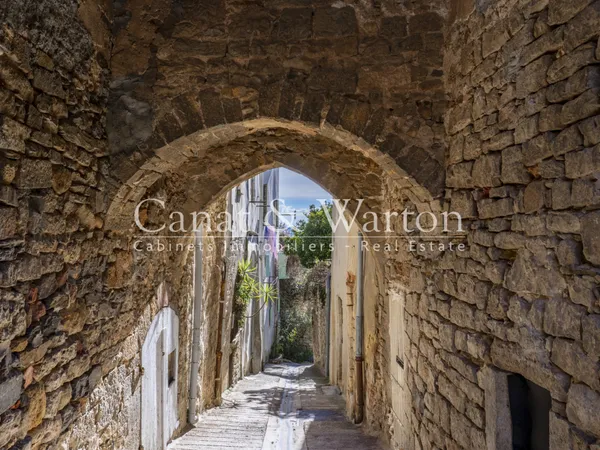 HYERES MEDIEVAL - EXCEPTIONNEL APPARTEMENT TYPE LOFT 