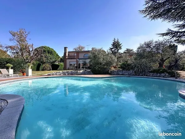 Maison 8 pièces 320 m² 