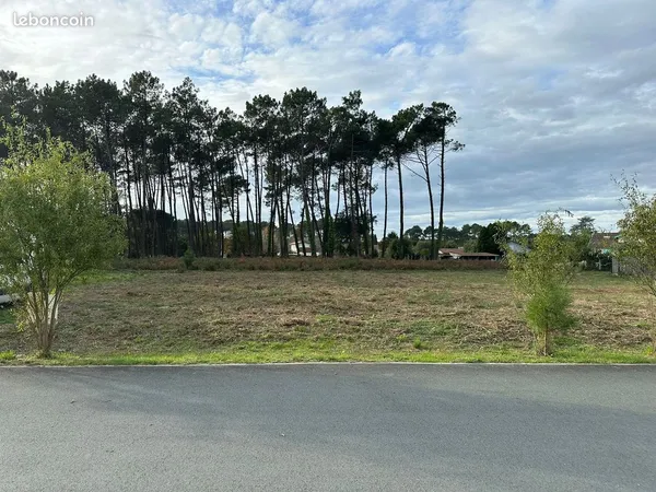 Terrain viabilisé de 603 m² à Vieille-Saint-Girons, en lisière de forêt, à 6 km de l'océan - 