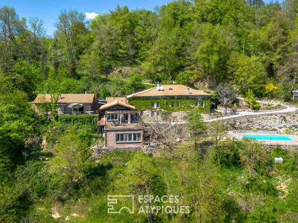 Mas rénové avec gîtes, yourtes et piscine avec une vue préservée en Ardèche Verte 