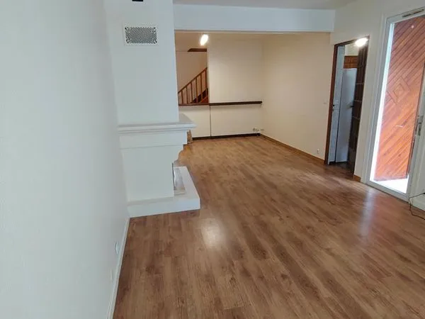 Maison de ville meublée ou non 140m2 / 3 ch / 3 sdbain / 3 wc 10mn de Na tion RER Aet E 