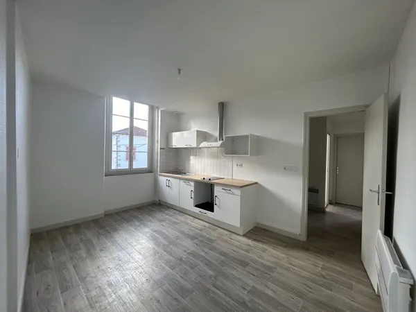 Appartement T3 au 1er étage au centre ville de st palais 
