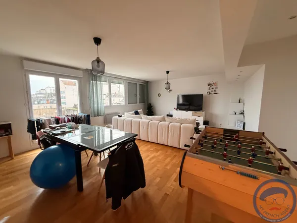 Dernier étage avec ascenseur et terrasse 