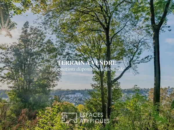 Terrain à bâtir surplombant la ville dans un cadre naturel et résidentiel 