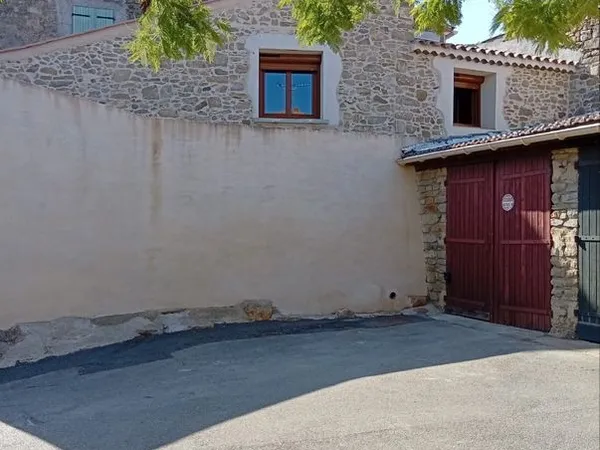 Authentique maison en pierre, rénovée avec garage et jardinet 