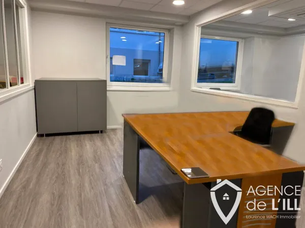 Bureau 6 pièces 212 m² 