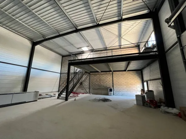 Local d'activité 370 m² 