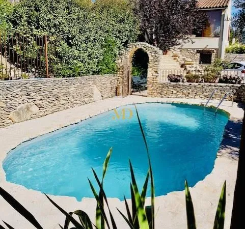 Maison proche village avec piscine et vues 