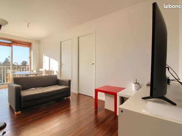 Chambre meublée avec salon salle à manger dans appartement de 102m² en colocation proche du 