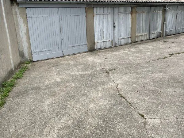 Urgent: Box 15 m2 clos français 