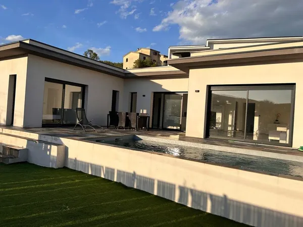 Villa contemporaine avec vue panoramique à Alès (Brésis) 