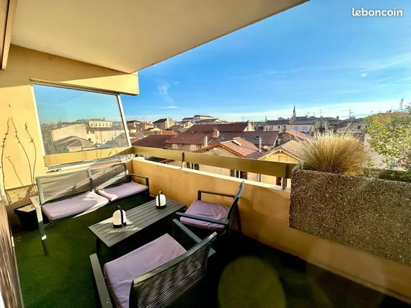 T2 refait à neuf avec terrasse 