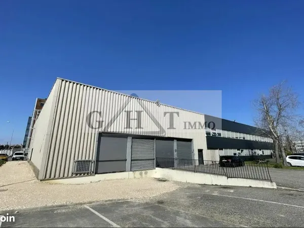 Local industriel 1 220 m² 