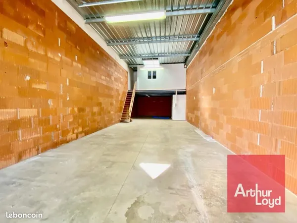 Local industriel 140 m² 